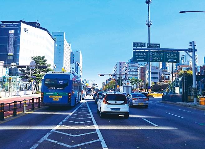 마포구 대현동은 신촌로터리에서 아현동로터리를 넘는 큰 고개라는 뜻으로 이대역부터 이화여대 대부분을 차지하고 있다. 사진은 이대역 일대이다.
