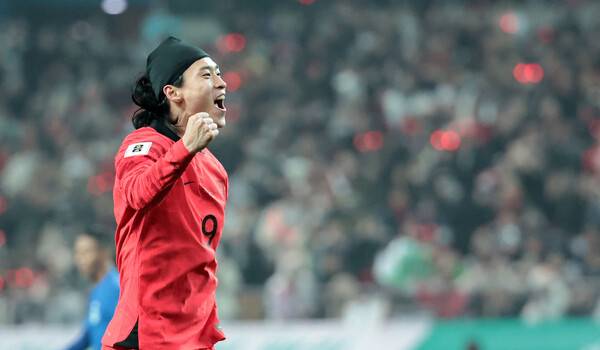 조규성이 16일 싱가포르와 경기에서 전반 선취골을 넣은 뒤 환호하고 있다. 연합뉴스