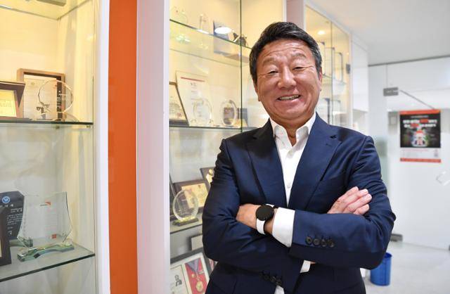 2022 항저우 아시안게임 선수단장을 맡은 최윤 OK금융그룹 회장이 지난달 23일 서울 중구 대한상공회의소 10층 그룹 집무실에서 포즈를 취하고 있다. 일본에서 태어나고 자란 최 회장은 "한국 스포츠도 일본처럼 생활화돼야 앞으로 더 발전할 수 있다"고 설명했다. 김예원 인턴기자