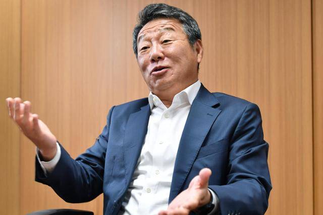 최윤 회장이 지난달 23일 한국일보 인터뷰에서 학교 체육과 1인 1기의 중요성을 강조하고 있다. 김예원 인턴기자