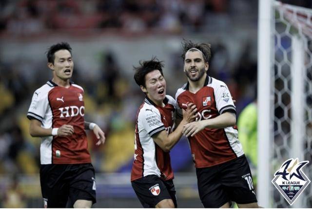 K리그2 부산 아이파크의 라마스가 지난달 29일 부산 아시아드경기장에서 열린 부천FC1995와 경기에서 골을 넣고 기뻐하고 있다. 한국프로축구연맹 제공