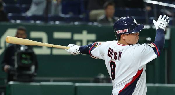 <yonhap photo-3479="">(도쿄=연합뉴스) 한종찬 기자 = 16일 일본 도쿄돔에서 열린 아시안프로야구챔피언십(APBC) 예선 1차전 대한민국과 호주의 경기. 7회말 1사 1루에서 노시환이 안타를 치고 있다.&nbsp;</yonhap>