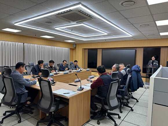 지난 14일 종합상황실에서 건설현장 산재사고 재발방지 간담회를 하고 있다. [사진=안성시]