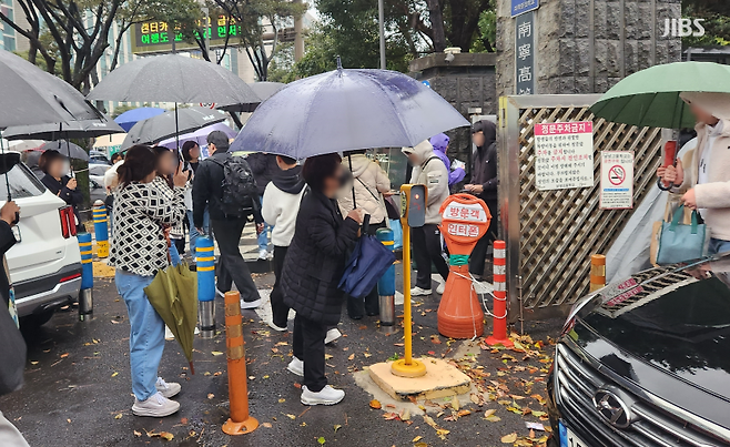 오늘(16일) 오후 수능을 마친 제주지구 제1시험장인 제주 남녕고등학교 정문 앞 현장. 자녀를 기다리는 학부모들의 모습.(사진, 신동원 기자)