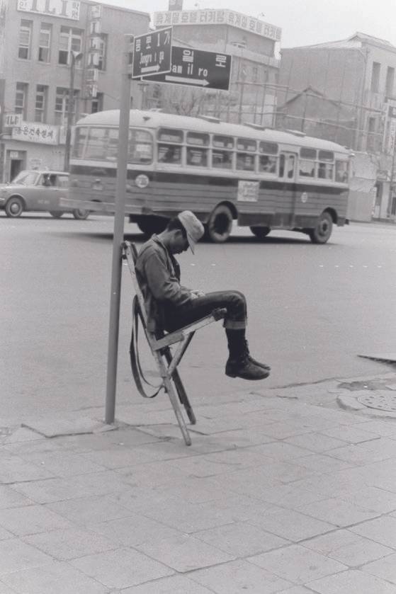 지난달 발간된 한대수의 사진집 ‘삶이라는 고통’은 1960년대부터 40여 년간 찍은 필름 사진을 집대성했다. [사진 한대수]