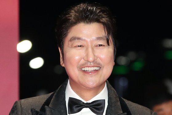 배우 송강호가 내달 미국 아카데미 영화박물관에서 첫 회고전을 갖는다. 사진은 지난달 4일 오후 부산 해운대구 영화의전당에서 열린 ‘제28회 부산국제영화제’(BIFF) 개막식 호스트 역할을 맡아 레드카펫에서 초대 손님들을 맞는 모습이다. 뉴스1