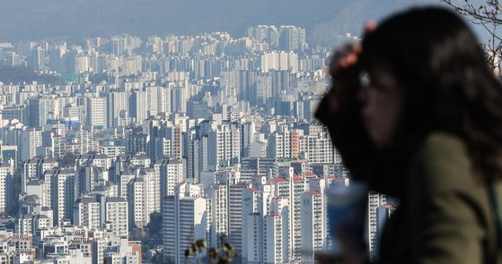 서울 남산에서 바라본 아파트 단지 모습. 뉴스1