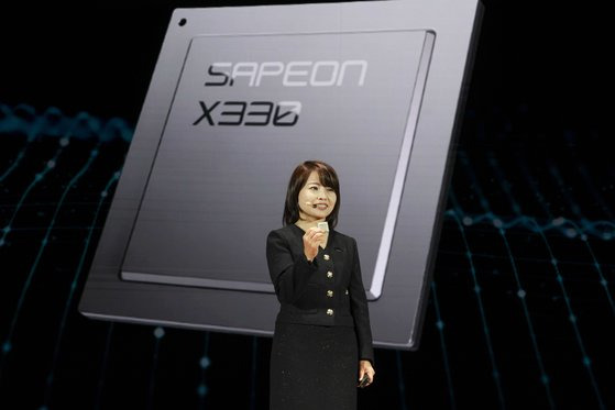 AI 반도체 'X330' 설명하는 류수정 대표   (서울=연합뉴스) 류수정 사피온 대표가 16일 서울 강남구 코엑스에서 열린 SK 테크 서밋 2023에서 AI 반도체 'X330'에 대해 설명하고 있다. 사진 skt