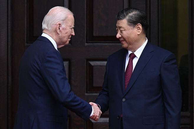 조 바이든 미국 대통령(왼쪽)이 15일(현지시간) 아시아태평양경제협력체(APEC) 회의가 열리는 캘리포니아주 샌프란시스코 인근 우드사이드에서 시진핑 중국 국가주석을 맞이하고 있다. / 사진=연합뉴스