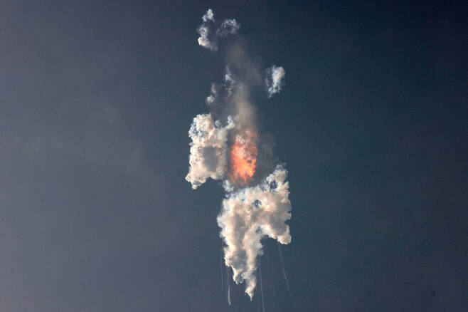 지난 4월20일 미국 텍사스주 보카치카 스타베이스 발사장에서 이륙한 지 4분만에 ‘스타십’이 공중폭발하고 있다. 로이터연합뉴스