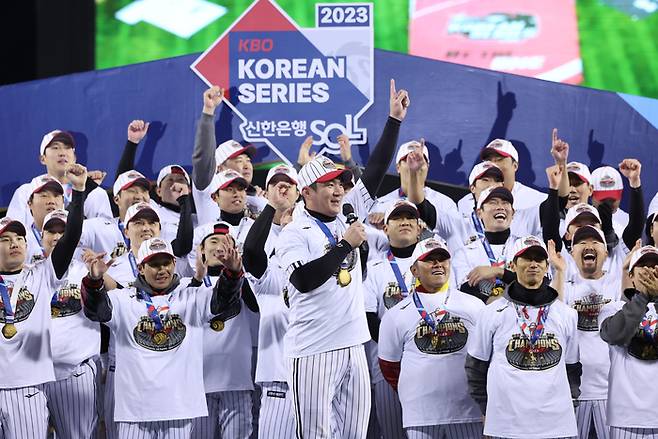 13일 서울 잠실야구장에서 열린 2023 KBO 한국시리즈 5차전 kt wiz와 LG 트윈스의 경기. LG가 6-2로 승리하며 한국시리즈 우승을 확정 지은 뒤 주장 오지환이 소감을 밝히고 있다. 연합뉴스