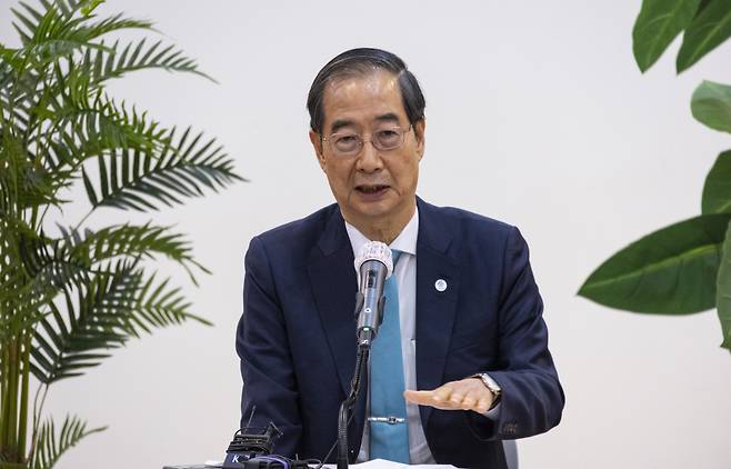 Prime Minister Han Duck-soo speaks during a news conference at the Government Complex Seoul on Thursday. (Yonhap)