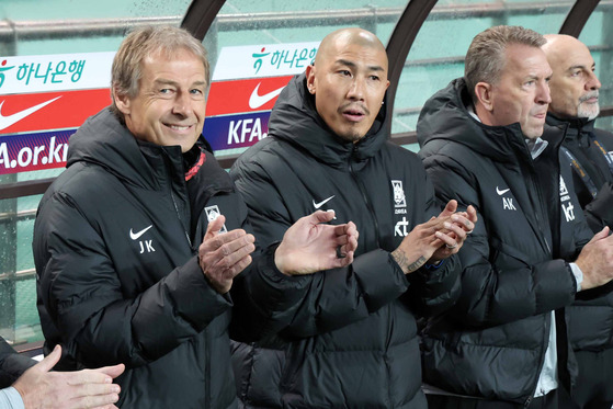 Korean national team Head Coach Jurgen Klinsmann cheers for the squad ahead of their match against Singapore on Thursday in western Seoul. [NEWS1]