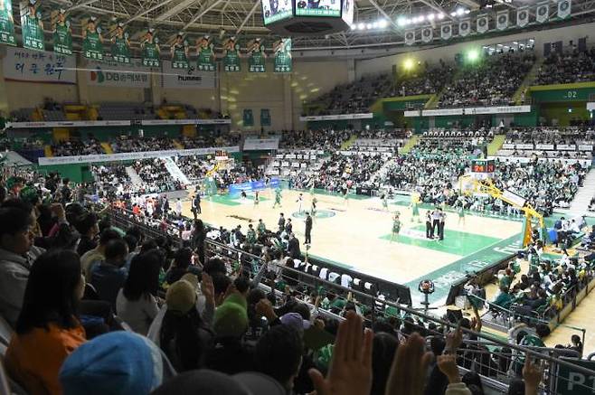 지난 14일 원주체육관을 가득 메운 관중. 한국농구연맹(KBL)