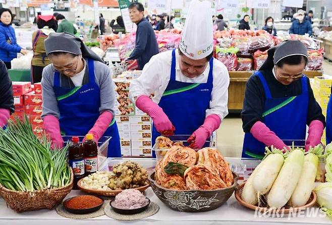 서울 서초구 하나로마트 양재점에서 사랑의 김장 김치 나눔 행사가 진행되고 있다.