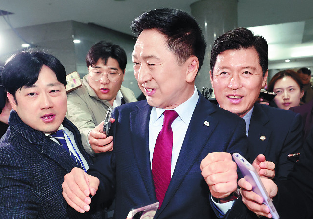 김기현 국민의힘 대표가 15일 국회에서 열린 세미나에 참석한 뒤 이동하는 과정에서 기자들의 질문을 받고 있다. 연합뉴스