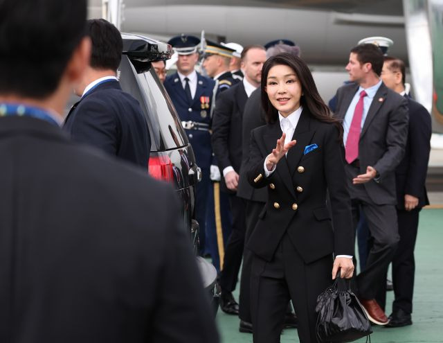 아시아태평양경제협력체(APEC) 정상회의에 참석하는 윤석열 대통령의 부인 김건희 여사가 15일(현지시간) 미국 샌프란시스코 국제공항에 도착, 공군 1호기에서 내린 뒤 차량으로 향하고 있다. 연합뉴스