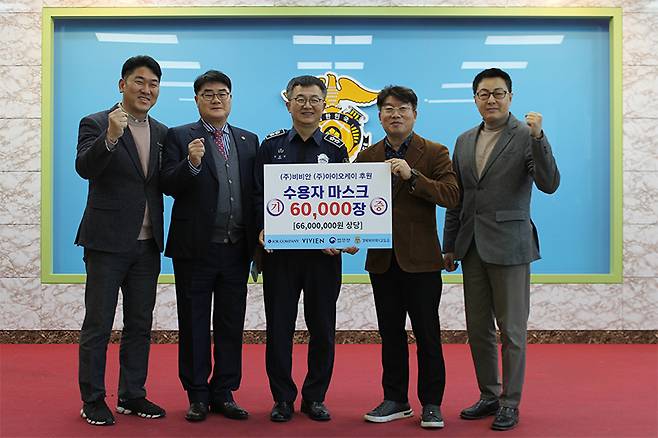 (왼쪽부터)정상근 사회복귀과장, 김상준 교정협의회 수석부회장, 장종선 경북북부제1교도소장, 윤의식 비비안 부사장, 박성순 비비안 상품기획본부 이사가 지난 13일 전북 청송교도소에서 기부식을 갖고 기념촬영을 하고 있다. / 사진제공=비비안