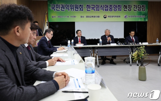 김홍일 국민권익위원회 위원장이 16일 서울 중구 한국외식업중앙회 중앙교육원에서 청탁금지법상 음식물 가액범위 조정과 관련해 열린 외식업 이해관계단체 및 종사자 현장간담회에서 인사말을 하고 있다 /사진=뉴스1