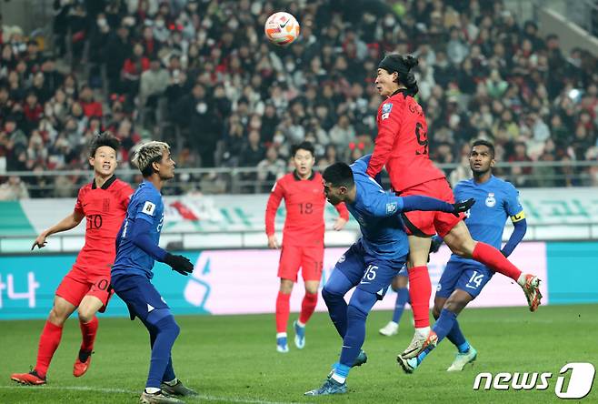 (서울=뉴스1) 김성진 기자 = 대한민국 축구대표팀 조규성이 16일 서울 마포구 서울월드컵경기장에서 열린 2026 FIFA 북중미 월드컵 아시아 지역 2차 예선 C조 조별리그 대한민국과 싱가포르의 경기에서 헤더를 시도하고 있다. 2023.11.16/뉴스1  Copyright (C) 뉴스1. All rights reserved. 무단 전재 및 재배포,  AI학습 이용 금지.