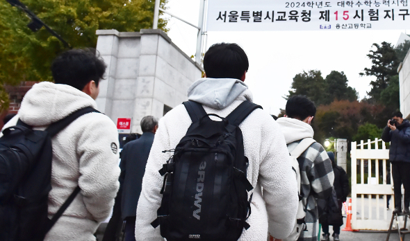 16일 오전 용산고등학교에 수능생들이 입장하고 있다./사진=임한별 기자