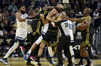 15일(한국시간) 미국 캘리포니아주 샌프란시스코의 체이스센터에서 열린 NBA 경기에서 미네소타 팀버울브스(흰색 유니폼), 골든스테이트 워리어스 선수들이 뒤엉켜 난투극을 벌이고 있다. AP 뉴시스