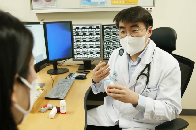 송우정 서울아산병원 알레르기내과 교수가 알레르기 비염을 동반한 만성기침 환자를 진료하고 있다