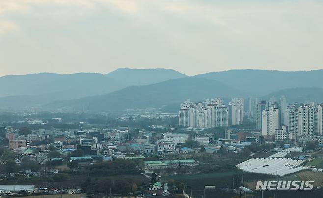 [구리=뉴시스] 권창회 기자 = 국토교통부가 15일 경기도 구리와 오산, 용인 등 수도권 3곳과 충북 청주와 제주시 등 2곳에 8만 가구 규모의 신규택지를 조성한다고 밝혔다. 수도권은 구리토평2에 1만 8,500만 가구, 오산세교3에 3만 1,000가구, 용인이동에 1만 6,000가구 등 모두 6만 5,500가구 규모 택지가 조성될 예정이다. 사진은 15일 오후 경기 구리타워에서 바라본 구리토평지구. 2023.11.15. kch0523@newsis.com