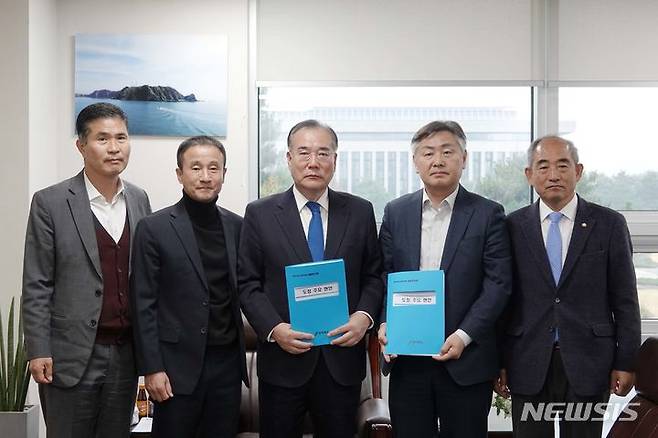 [전주=뉴시스] 16일 한병도 더불어민주당 전북도당위원장, 윤준병·이원택 의원, 김관영 전북도지사는 이개호 당 정책위의장을 만나 친전을 전달했다. 2023.11.16 (사진= 더불어민주당 전북도당 제공) *재판매 및 DB 금지