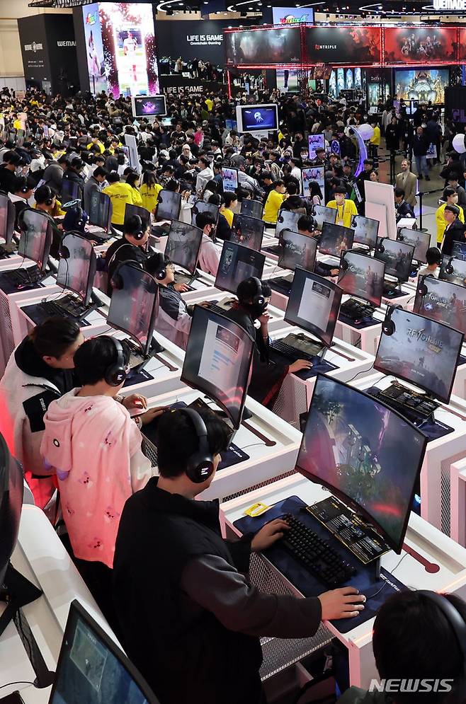 [부산=뉴시스] 하경민 기자 = 국제게임전시회 '지스타 2023'가 개막한 16일 부산 해운대구 벡스코 제1전시장에 마련된 넷마블 부스에서 관람객들이 신작 게임을 즐기고 있다. 오는 19일까지 나흘 동안 열리는 올해 지스타는 42개국 1037개사가 참가해 게임전시를 비롯해 비즈니스 네트워크 파티, 게임 컨퍼런스, 지스타 인디쇼케이스, 서브컬처게임페스티벌, 게임 코스프레 어워즈, 인디어워즈, 이스포츠 등 다양한 행사를 진행한다. 2023.11.16. yulnetphoto@newsis.com