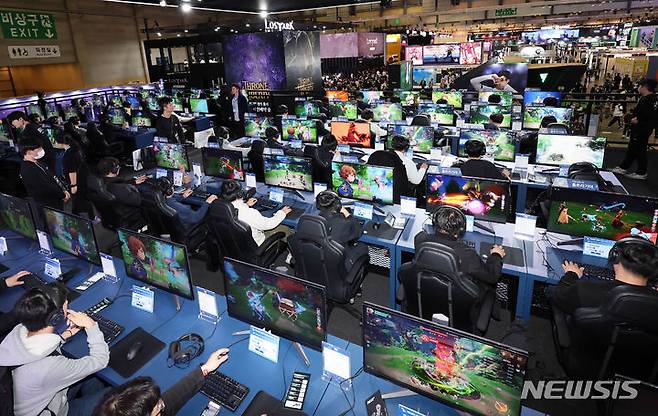 [부산=뉴시스] 하경민 기자 = 국제게임전시회 '지스타 2023'가 개막한 16일 부산 해운대구 벡스코 제1전시장을 찾은 유저들이 신작 게임을 즐기고 있다. 오는 19일까지 나흘 동안 열리는 올해 지스타는 42개국 1037개사가 참가해 게임전시를 비롯해 비즈니스 네트워크 파티, 게임 컨퍼런스, 지스타 인디쇼케이스, 서브컬처게임페스티벌, 게임 코스프레 어워즈, 인디어워즈, 이스포츠 등 다양한 행사를 진행한다. 2023.11.16. yulnetphoto@newsis.com