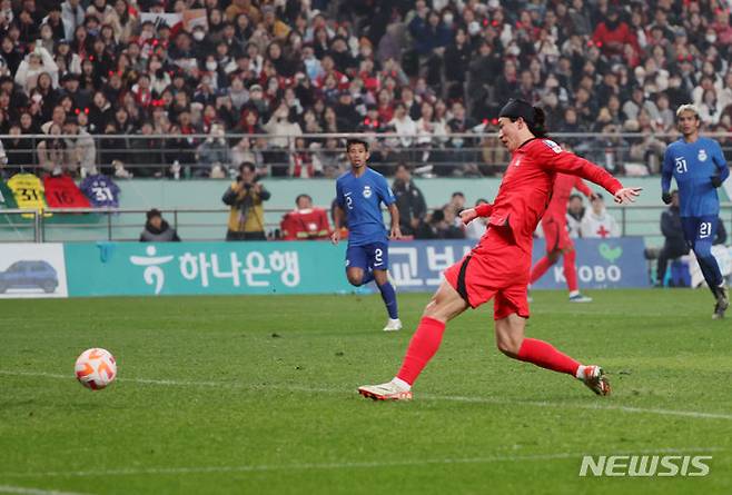 [서울=뉴시스] 고승민 기자 = 16일 서울월드컵경기장에서 열린 2026 피파 북중미 월드컵 아시아 지역 2차 예선 대한민국 대 싱가포르 경기, 전반전 한국 조규성이 첫 골을 터뜨리고 있다. 2023.11.16. kkssmm99@newsis.com