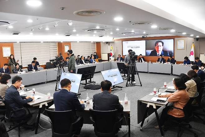 박형준 시장이 16일 해외에서 화상 정책회의를 주재했다. 부산시 제공