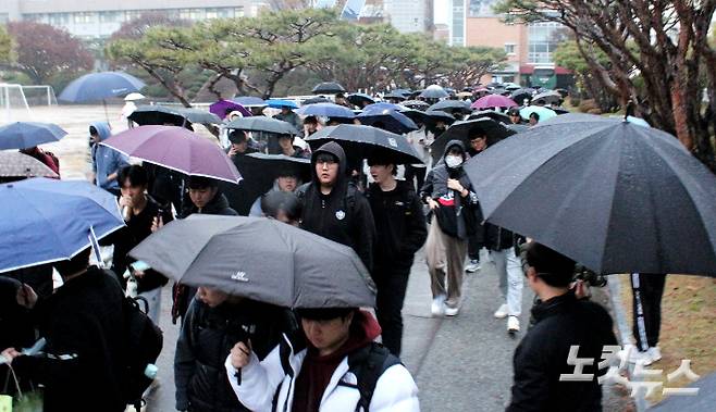 16일 대입수능이 치러진 청주고등학교에서 시험을 마친 수험생들이 시험장을 나오고 있다. 최범규 기자