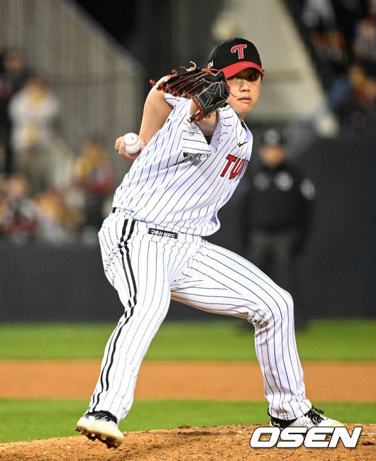 [OSEN=잠실, 이대선 기자] 8일 오후 서울 잠실야구장에서 2023 KBO 프로야구 포스트시즌 한국시리즈 2차전 LG 트윈스와 KT 위즈의 경기가 열렸다.8회초 LG 함덕주가 역투하고 있다. 2023.11.08 /sunday@osen.co.kr