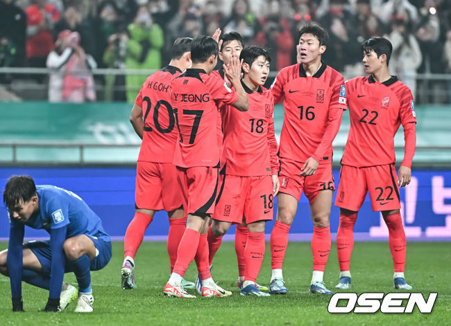 [OSEN=서울월드컵경기장, 박준형 기자] 위르겐 클린스만 감독이 이끄는 대한민국 축구 대표팀과 싱가포르의 2026 북중미 월드컵 아시아 2차 예선 C조 1차전이 16일 서울 마포구 서울월드컵경기장에서 열렸다.후반 이강인이 추가골을 넣고 동료들과 기뻐하고 있다.  2023.11.16 / soul1014@osen.co.kr