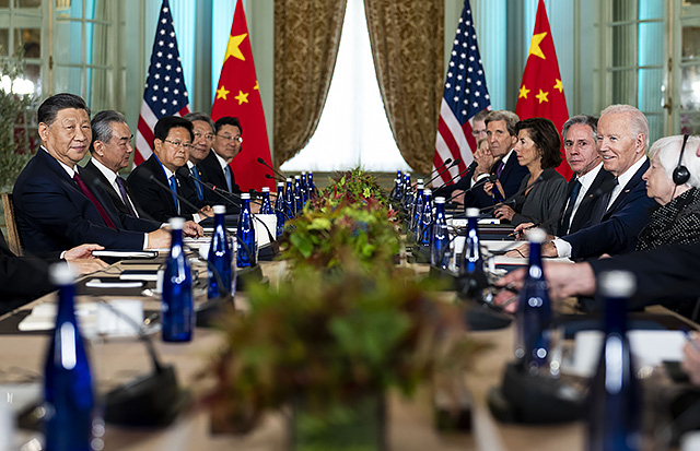 ▲ 15일(현지시각) 조 바이든(오른쪽에서 두 번째) 미국 대통령과 시진핑(맨 왼쪽) 중국 국가 주석이 캘리포니아주 샌프란시스코 우드사이드 인근 파이롤리 에스테이트에서 APEC 정상회의 계기 양자 정상회담을 가졌다. 양 정상의 회담은 지난해 인도네시아 발리에서 열린 주요 20개국(G20) 정상회의 이후 약 1년 만이다. ⓒAP=연합뉴스