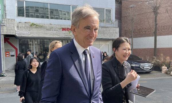 지난 3월 20일 한국을 방문한 베르나르 아르노 루이뷔통모에헤네시(LVMH)그룹 총괄회장 서울 성수동에 위치한 ‘디올 성수’를 방문하고 있다. 뉴스1