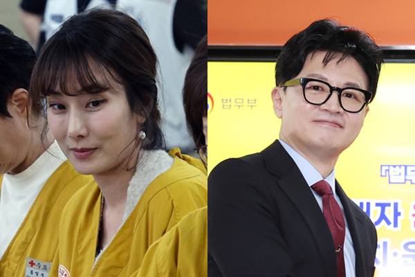 한동훈 법무부 장관(오른쪽)이 15일 오후 서울 동작구 서울여성플라자에서 열린 범죄피해자 원스톱 솔루션센터 설치·운영을 위한 업무협약에서 협약서에 서명 후 기념촬영을 하고 있다. 왼쪽은 같은 날 서울 중구 대한적십자사 서울사무소에서 열린 연말 이웃 돕기 적십자 ‘2023 사랑의 선물’ 제작 행사에 참석한 한 장관의 배우자 진은정 변호사. 뉴시스