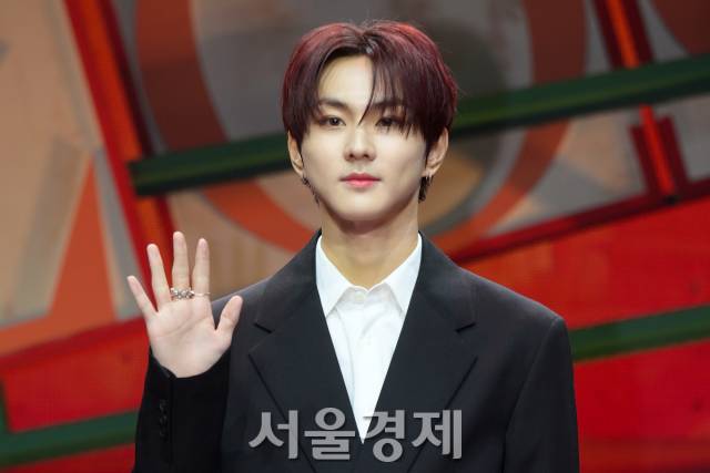 그룹 엔하이픈(ENHYPEN) 정원이 16일 오후 서울 광진구 예스24 라이브홀에서 진행된 미니 5집 ‘오렌지 블러드(ORANGE BLOOD)’ 쇼케이스에서 포즈를 취하고 있다. 김규빈 기자