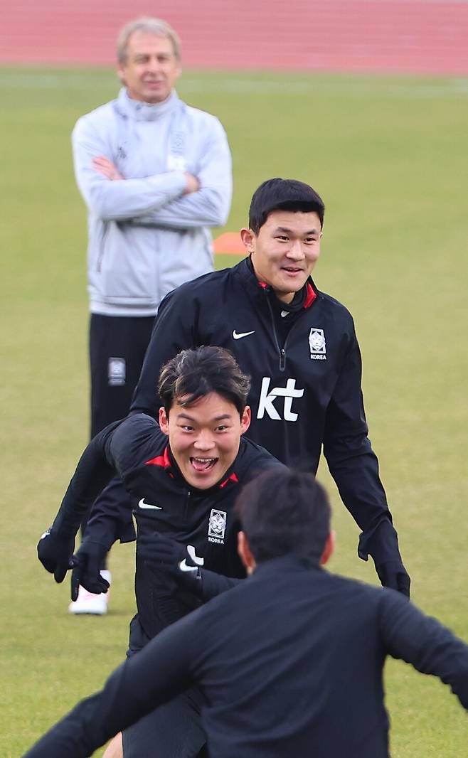 ▲ 위르겐 클린스만 감독이 이끄는 축구대표팀이 15일 서울 목동종합운동장에서 훈련에 열중했다. 주장 손흥민을 중심으로 김민재, 이강인, 황희찬, 조규성 등이 활기찬 분위기를 만들었다. ⓒ연합뉴스