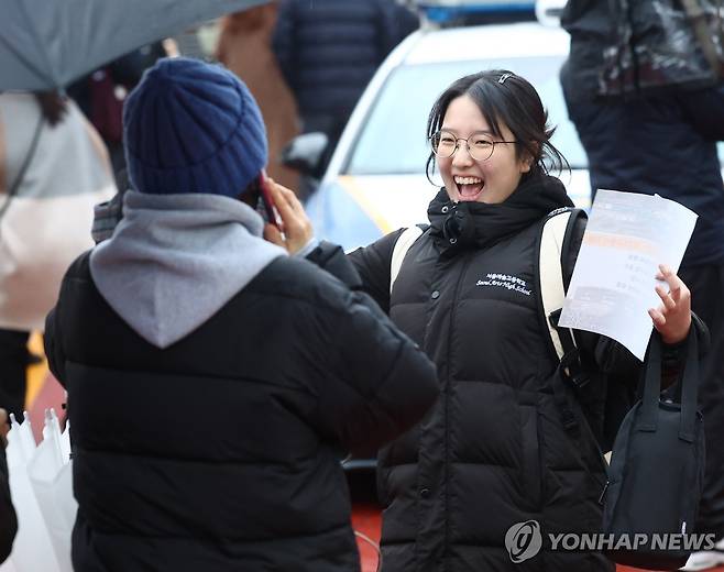 수능 끝 (서울=연합뉴스) 류영석 기자 = 2024학년도 대학수학능력시험일인 16일 오후 서울 용산구 선린인터넷고등학교에서 시험을 마친 학생이 환하게 웃고 있다. 2023.11.16 ondol@yna.co.kr