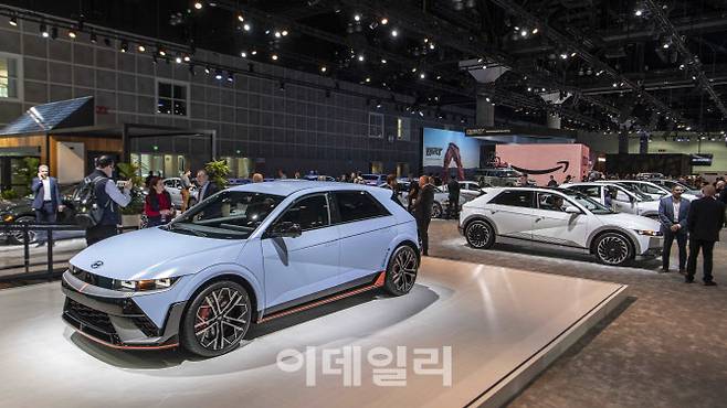 <2023 LA 오토쇼(2023 Los Angeles Auto Show)> 현대차 전시 부스에 ‘아이오닉 5 N’ 등 차량이 전시돼 있는 모습.(사진=현대차.)