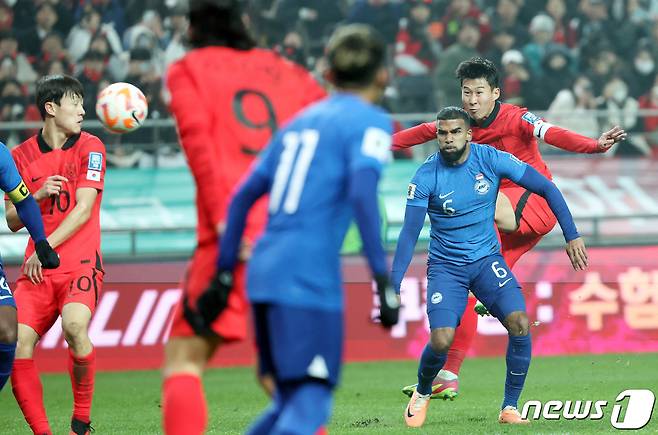 대한민국 축구대표팀 손흥민이 16일 서울 마포구 서울월드컵경기장에서 열린 2026 FIFA 북중미 월드컵 아시아 지역 2차 예선 C조 조별리그 대한민국과 싱가포르의 경기에서 팀의 세 번째 골을 터뜨리고 있다. 2023.11.16/뉴스1 ⓒ News1 김성진 기자