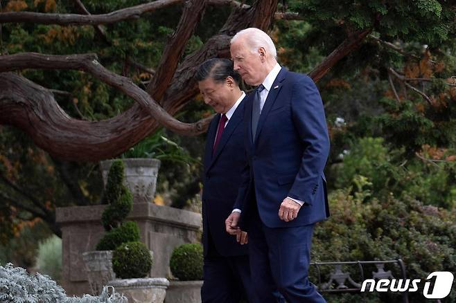 조 바이든 미국 대통령과 시진핑 중국 국가주석이 15일(현지시간) 캘리포니아주 샌프란시스코 우드사이드 인근의 파이롤리 에스테이트에서 APEC 정상회의 중 1년 만에 회담을 마친 뒤 산책을 하고 있다. 2023.11.16 ⓒ AFP=뉴스1 ⓒ News1 우동명 기자