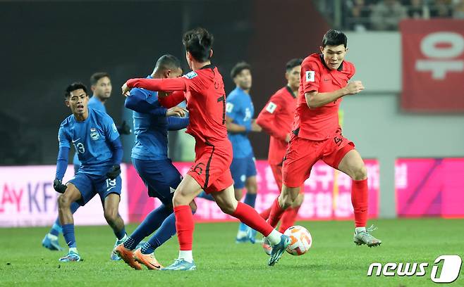 대한민국 축구대표팀 김민재가 16일 서울 마포구 서울월드컵경기장에서 열린 2026 FIFA 북중미 월드컵 아시아 지역 2차 예선 C조 조별리그 대한민국과 싱가포르의 경기에서 수비하고 있다. 2023.11.16/뉴스1 ⓒ News1 김성진 기자