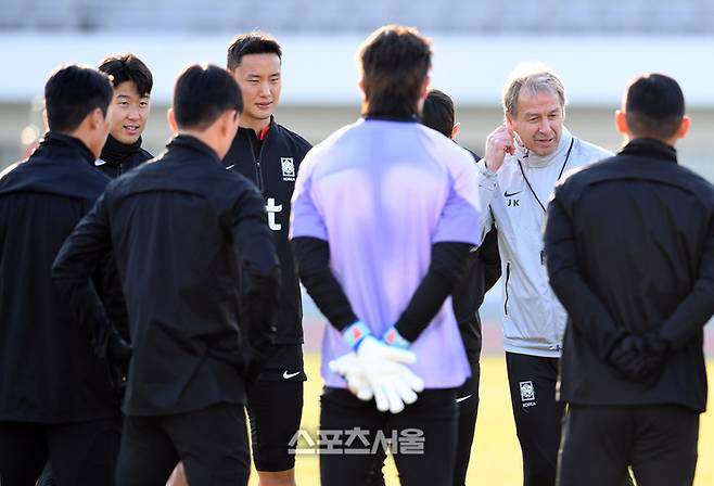 싱가포르와의 월드컵 예선을 앞둔 대한민국 축구대표팀의 클린스만 감독(오른쪽)이 14일 목동운동장에서 훈련을 진행하기 전 선수들에게 이야기를 하고 있다. 2023. 11. 14. 박진업기자 upandup@sportsseoul.com