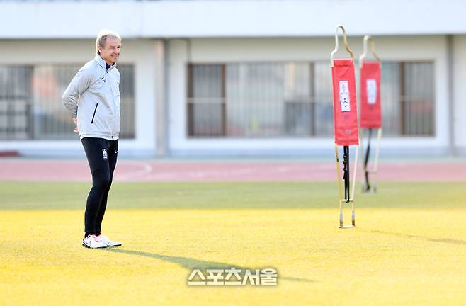 싱가포르와의 월드컵 예선을 앞둔 대한민국 축구대표팀의 클린스만 감독이 14일 목동운동장에서 훈련 중인 선수들을 지켜보고 있다. 2023. 11. 14. 박진업기자 upandup@sportsseoul.com