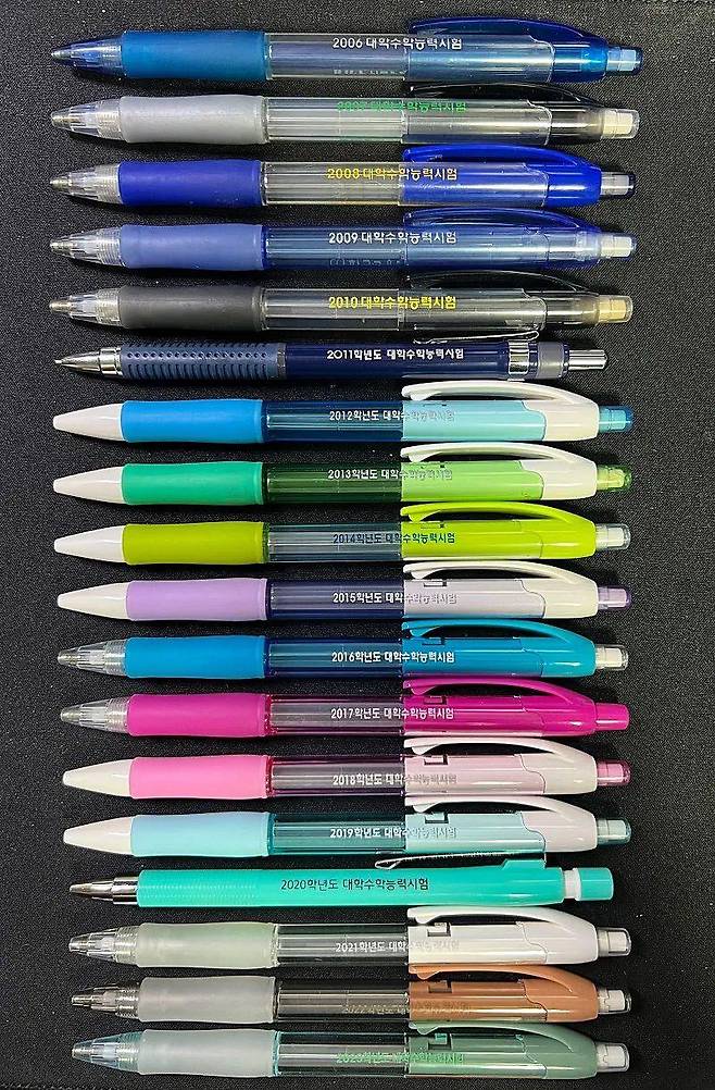 역대 수능샤프. 위에서부터 2006학년도에서 2023학년도까지의 수능샤프가 놓여 있다. /엑스(X·옛 트위터)