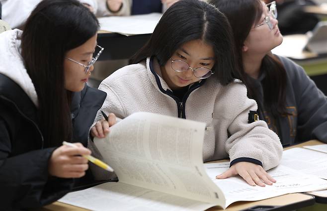 2024학년도 대학수학능력시험 다음날인 17일 대구 수성구 정화여자고등학교 3학년 교실에서 수험생들이 가채점하고 있다. /연합뉴스